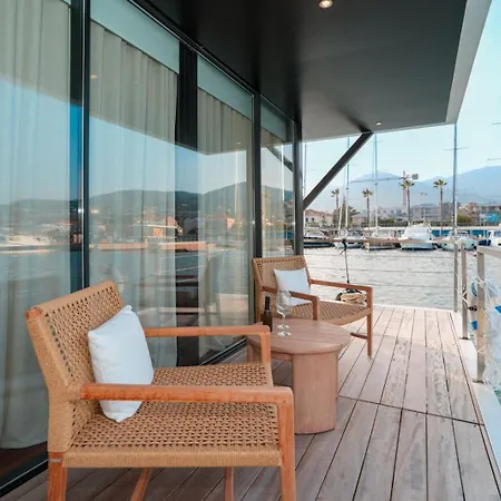 Πλωτό κατάλυμα Marina